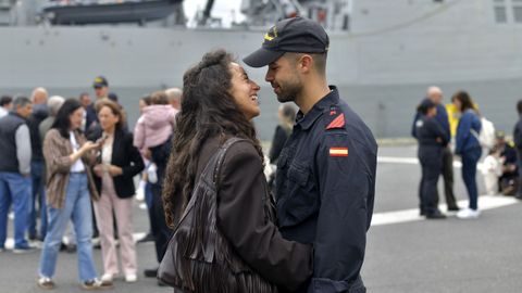 Una pareja se despide en la Estaci�n Naval de La Gra�a, en Ferrol, antes de la partida de la F-101.