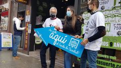 La alegr�a del lotero de O Porri�o, que vendi� parte del Gordo, de un cuarto premio y de un quinto. �Gracias a todos nuestros vecinos. Estos premios son m�s que nunca para ellos� dicen Andr�s y Benjamin Mart�nez, padre e hijo al frente del X de la Suerte de O Porri�o