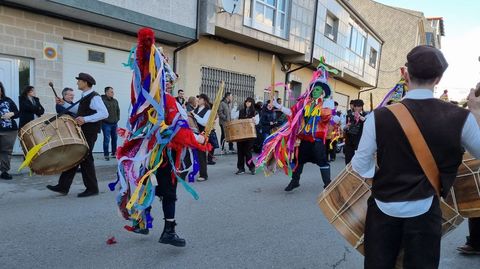 Viana acoge la mayor mascarada de la Pennsula Ibrica.El folin de Buxn (O Bolo) en el desfile.