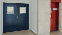 En obras. Los operarios trabajan estos das en la puesta a punto de la planta cuarta del Hospital Cristal, donde se ubicarn las habitaciones de hospitalizacin  de Pediatra. Se ha pintado la puerta de acceso y se mantienen tapados los cristales.