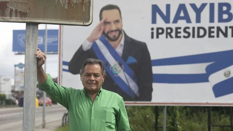 El empresario Tino Vidal junto a una de las vallas publicitarias con Nayib Bukele, a 21 de agosto de 2026, en Oviedo, Asturias (Espa�a)