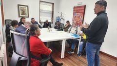 El alcalde Manu Lorenzo con los nuevos trabajadores