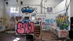 Interior del viejo matadero lucense, lleno de grafitis, que acoger� la sede de la protectora