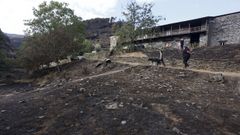 La antigua ferrera de Rugando se salv de las llamas por el esfuerzo de los vecinos