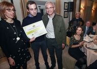 V�ctor Rivas, de E-Monte, con el diploma del primer premio en la pasada edici�n del concurso. 