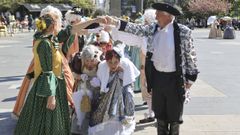 Participantes en el festival pasando bajo el tnel del minu formado en la plaza de Amboage