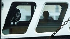 Un miembro de la tripulaci�n del arrastrero brit�nico Cornelis Gert Jan, detenido en el puerto de Le Havre despu�s de haber sido sorprendido el jueves pescando en aguas francesas sin figurar en el listado de buques autorizados 