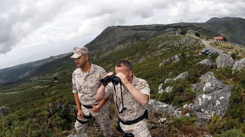 Dos militares vigilan las proximidades del monte de A Curota, en una imagen de archivo.