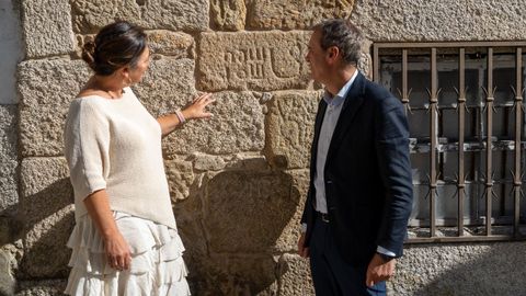 El alcalde de Tui, Enrique Cabaleiro, y la concejala Ana Mar&iacute;a N&uacute;&ntilde;ez presentaron el programa