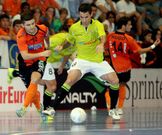 Dani Mart�n disputa un bal�n en la primera jornada ante Manacor.
