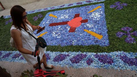 Procesión de Corpus saliendo de la iglesia de Santa Baia de Boiro, alfombras florales