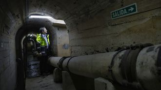 Manuel Varela observa la presa desde el interior de la galer&iacute;a de drenaje.