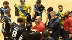 Ram�n Canalda, t�cnico del Lubi�ns, da instrucciones a sus jugadores