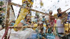 Una de las carrozas rodeada de confeti durante la Batalla de Flores de la edicin del ao pasado.