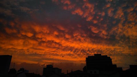 Inolvidable atardecer en Gij�n la tarde del 23 de julio. Titulado por el autor �Bienvenidos al infierno� o �cielo de sangre�. Un peque�o chubasco dej� paso a una capa estable de Altostratus. Cuando el Sol comenz� a declinar, la nube mostr� unas magn�ficas mammatus naranjas/rojizas que destacaban sobre el azul gris�ceo que mostraba la nube en algunas zonas. 
