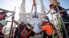 Operarios colocan la figura del tetramorfo en la torre del evangelista Lucas de la Sagrada Familia