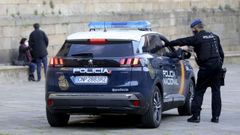 Agentes de la Polic�a Nacional, en un operativo de vigilancia en el entorno de la Catedral de Santiago