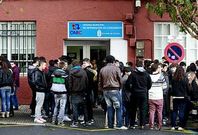 J�venes ante la oficina municipal de atenci�n al consumidor, el pasado lunes en A Coru�a.