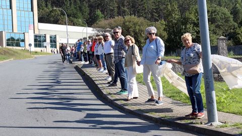 CADENA HUMANA DESDE EL HOSPITAL DEL BARBANZA AL CENTRO DE SALUD PARA PEDIR UNA SANIDAD PUBLICA DE CALIDAD