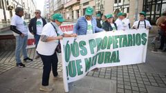 Varios participantes en la protesta celebrada este jueves junto al edificio de la Xunta en Ferrol