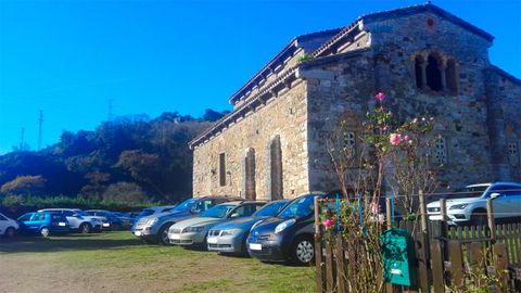 Iglesia de San Pedro de Nora convertida en un aparcamiento