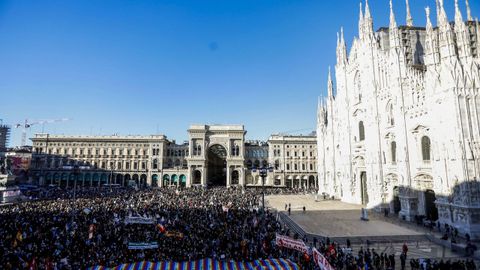 Miles de ciudadanos protestan contra la guerra en Miln, Italia.