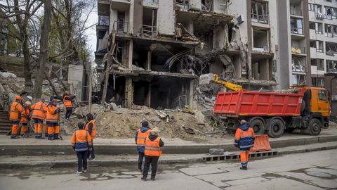 Vista de una zona de Kiev donde impactaron varios misiles rusos