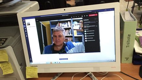 Montse Garc�a imparte una de sus clases desde un aula del centro educativo de Oviedo en el que trabaja