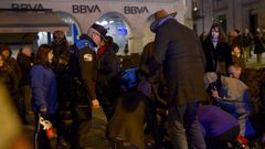 La alcaldesa fue atendida tras el desmayo en la Praza Maior, donde iba a pronunciarse el pregn