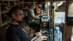 Ingenieros trabajando en un laboratorio de drones