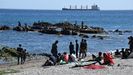 Migrantes en la playa del Trampol�n de Ceuta, este mi�rcoles por la ma�ana 
