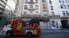 Los bomberos de A Corua retiran cascotes de un edificio en la plaza de Vigo, en una foto de archivo.