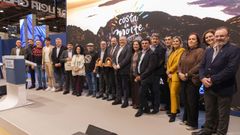 Alcaldes de la Costa da Morte, junto al delegado del Gobierno, el vicepresidente provincial y el director de Turismo de Galicia, entre otras autoridades