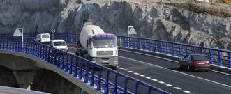 El nuevo viaducto de la AC-552, a la altura del Quinto Pino, est� abierto al tr�fico desde ayer por la tarde. 