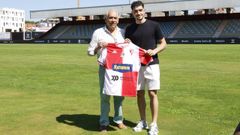 Manuel Abalo present� ayer a Pedro Gonz�lez.