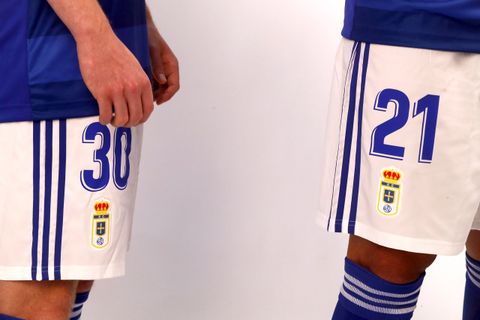 Dorsal y escudo en el pantaln de la primera equipacin