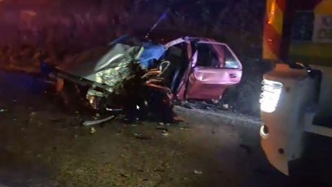 Estado en el que quedó el Citroën Saxo que conducía la fallecida en el choque frontal en Porqueirós (Muíños).