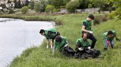 Estudiantes vigueses recogen 90 kilos de residuos en la Xunqueira do Lagares