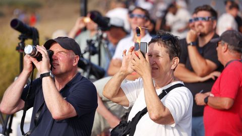 Gente viendo el eclipse desde la zona de la torre de H�rcules