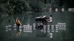 La pianista Delphine Coutant que ofrece conciertos flotantes