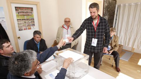 El candidato del BNG de Lugo, Rubn Arroxo, vota en la nave de obras pblicas de O Ceao