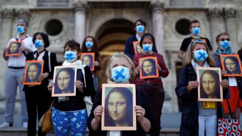 Gu�as tur�sticos en Paris durante una acci�n para denunciar sus condiciones laborales en el museo del Louvre, que hoy reabr�a sus puertas