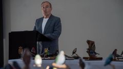 Manolo Canosa, durante a inauguraci�n da s�a exposici�n �Alas de madeira�