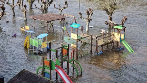 Imagen del Mi�o en Lugo desbordado en la zona del Club Fluvial