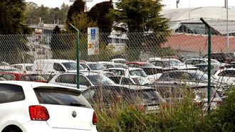 Un aparcamiento con varios coches en Vigo