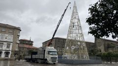 Desmontaje del �rbol de la plaza de A Ferrer�a