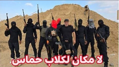 Hosam al Astal, en el centro, rodeado de miembros de su grupo autodominado Fuerza de Ataque contra el Terror.