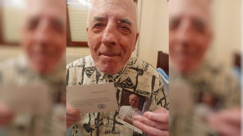 El trabadense Manuel L&oacute;pez posa con la carta del Papa Le&oacute;n XIV y su foto firmada