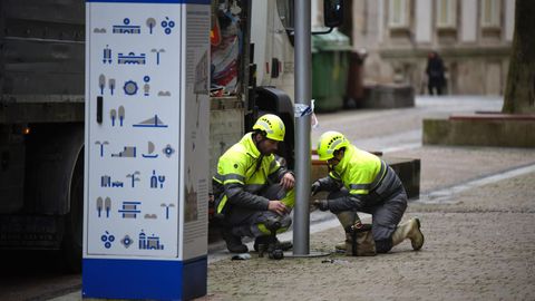 Temporal Ingrid. Operarios del Concello reparan farolas derribadas en la calle Guti�rrez Mellado, en el centro de Pontevedra 