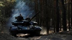 Soldados ucranianos conducen un tanque ruso capturado en la regi�n de J�rkov